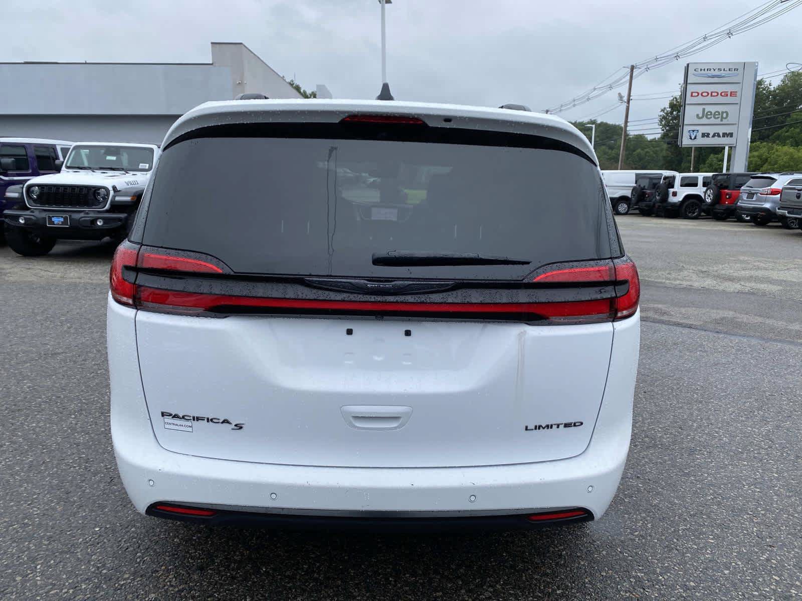 Used 2025 Chrysler Pacifica Limited FWD image 4