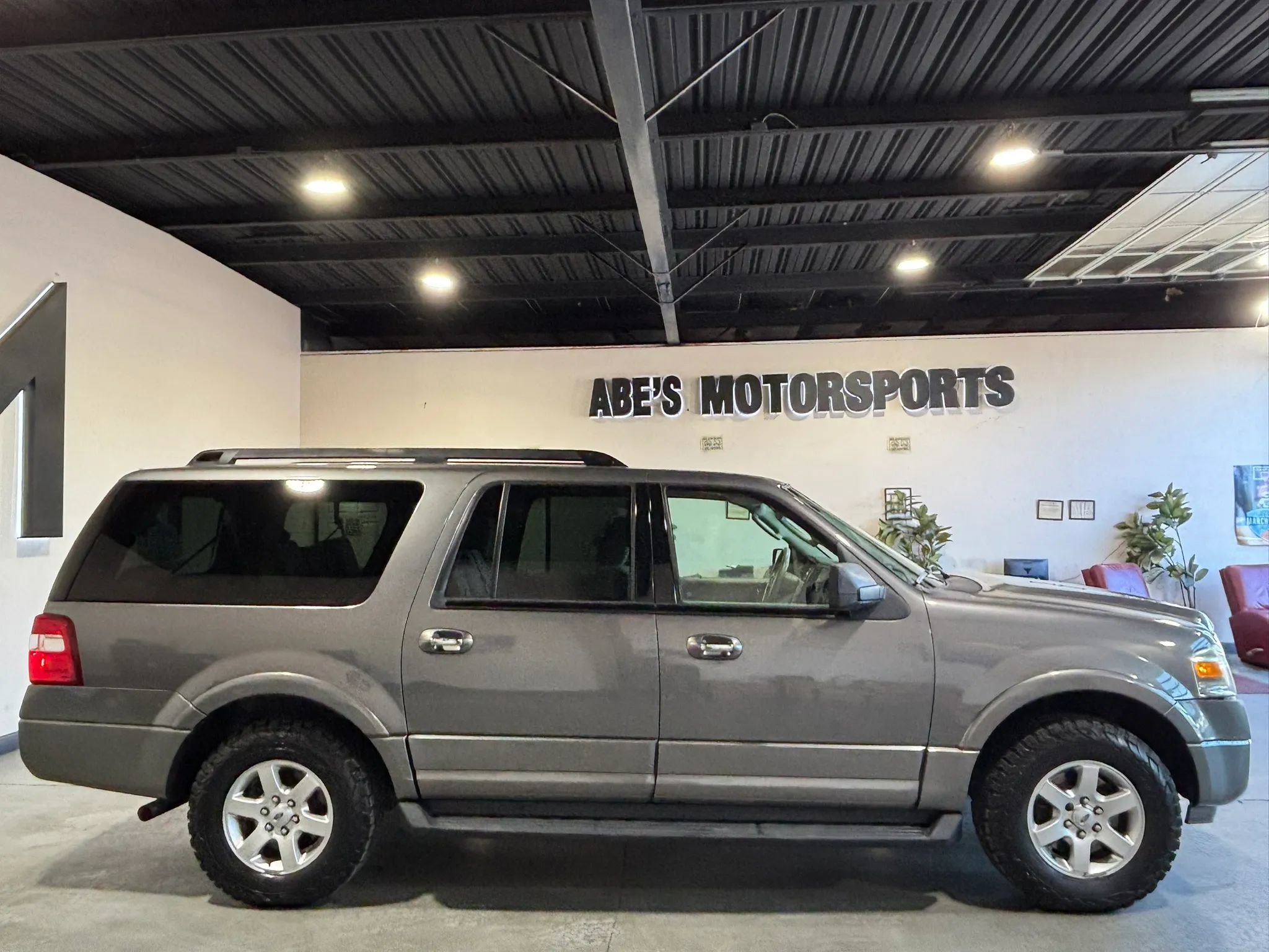 Used 2010 Ford Expedition EL XLT AWD/4WD image 4