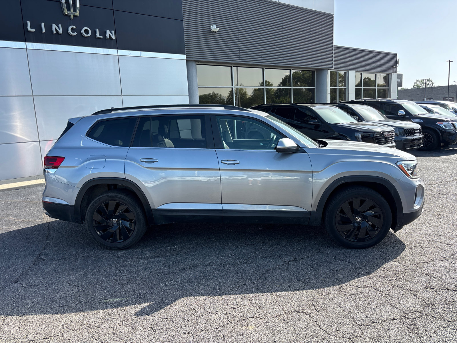 Used 2024 Volkswagen Atlas SE w/ Black Wheel Package AWD/4WD image 8
