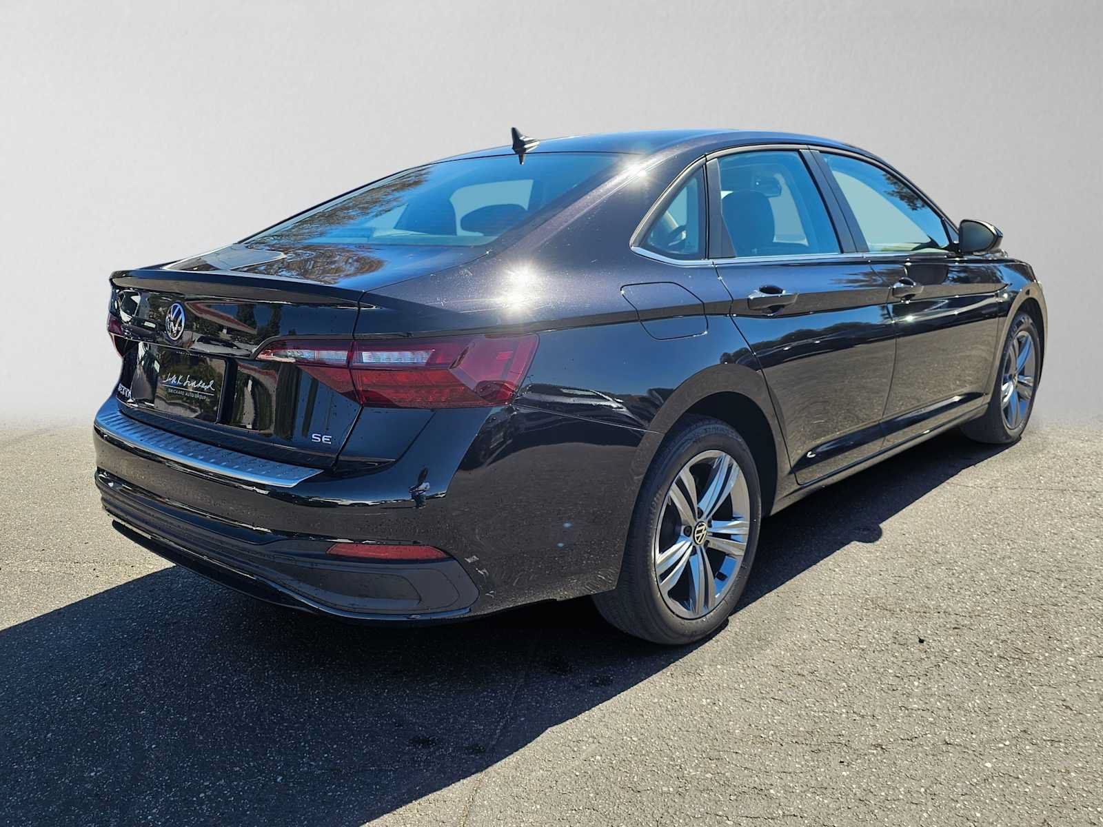 Used 2023 Volkswagen Jetta SE FWD image 3