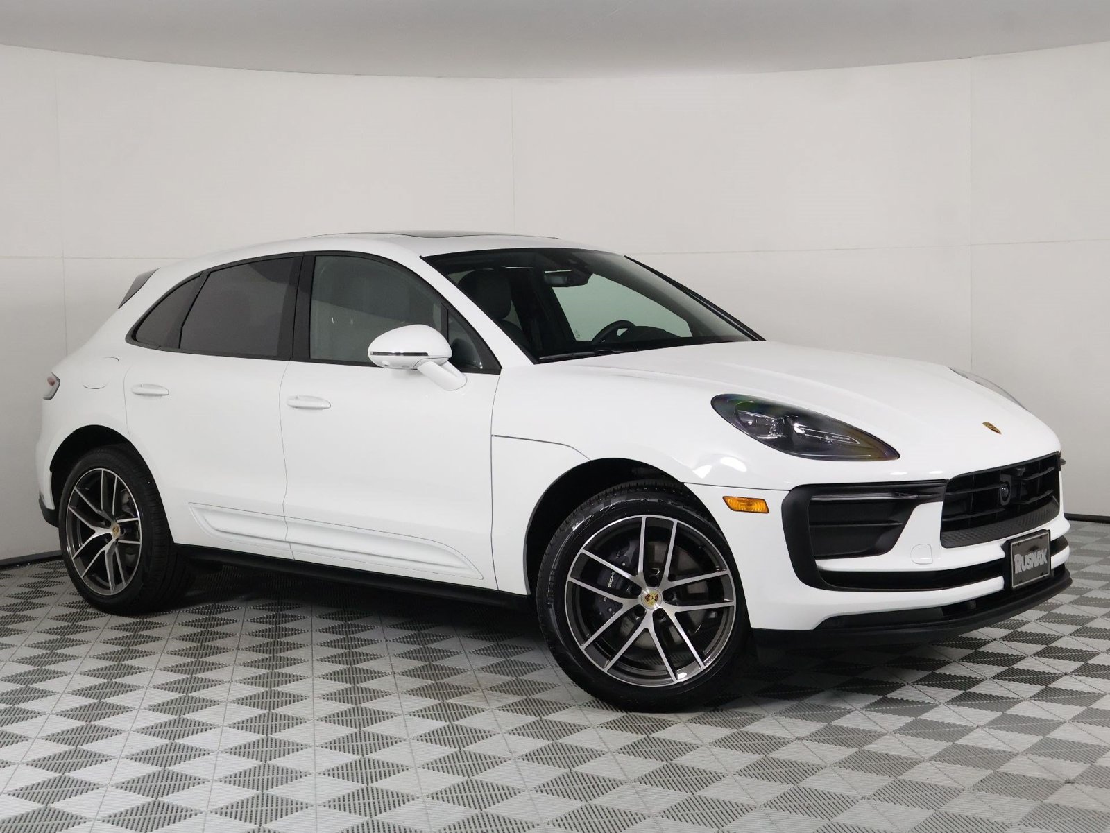 Certified 2026 Porsche Macan AWD/4WD image 9