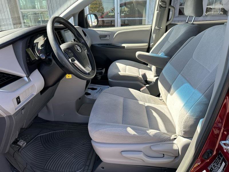 Used 2015 Toyota Sienna L image 13