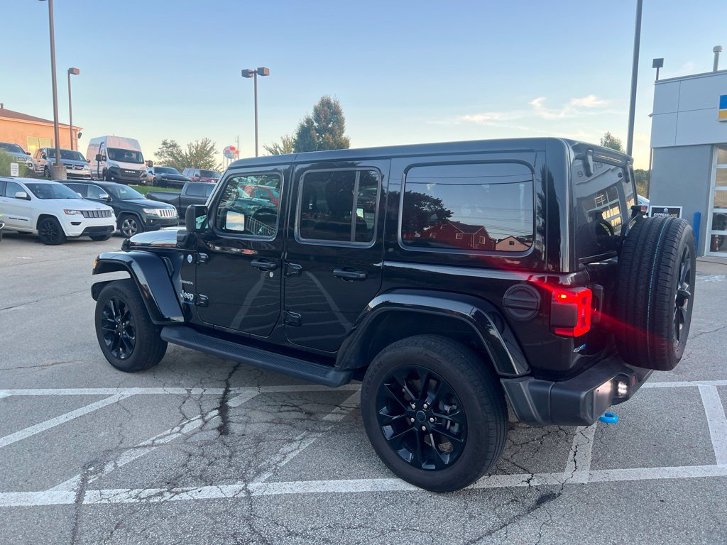 Used 2024 Jeep Wrangler Unlimited Sahara w/ Technology Group AWD/4WD image 3