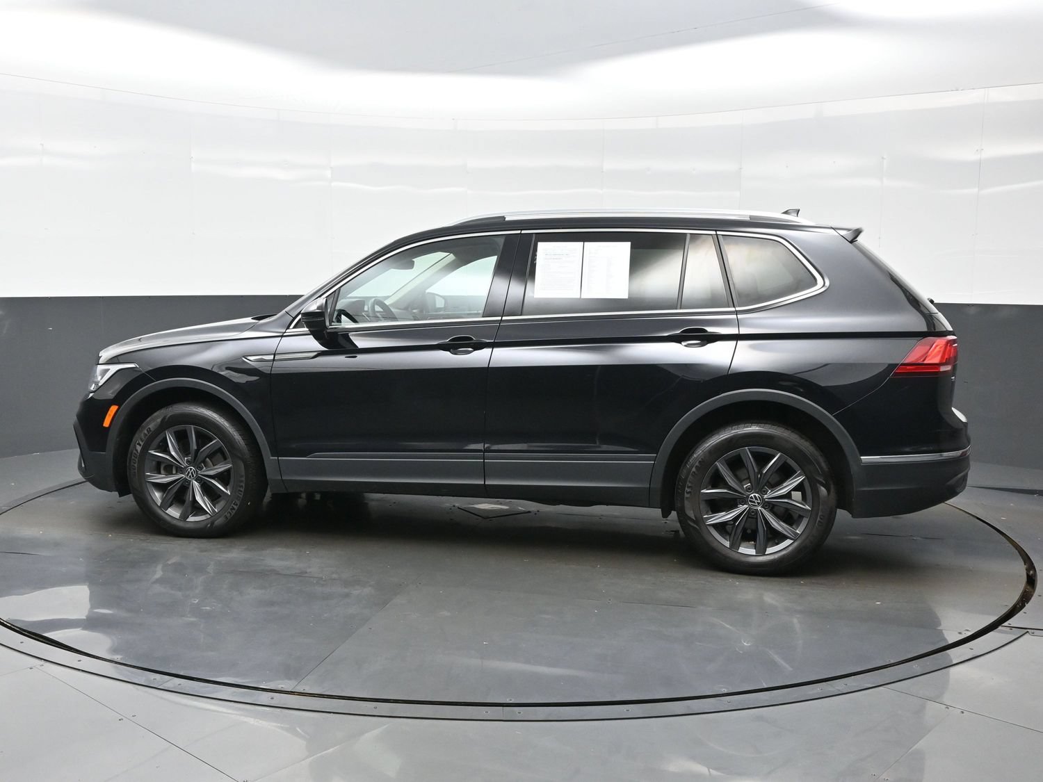 Used 2022 Volkswagen Tiguan SE AWD/4WD image 3