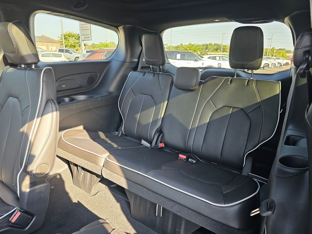 New 2026 Chrysler Pacifica Limited image 30