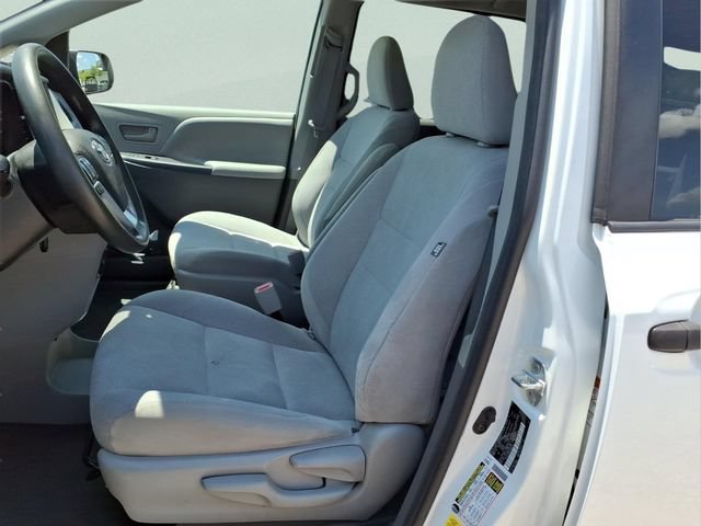 Used 2020 Toyota Sienna L FWD image 12