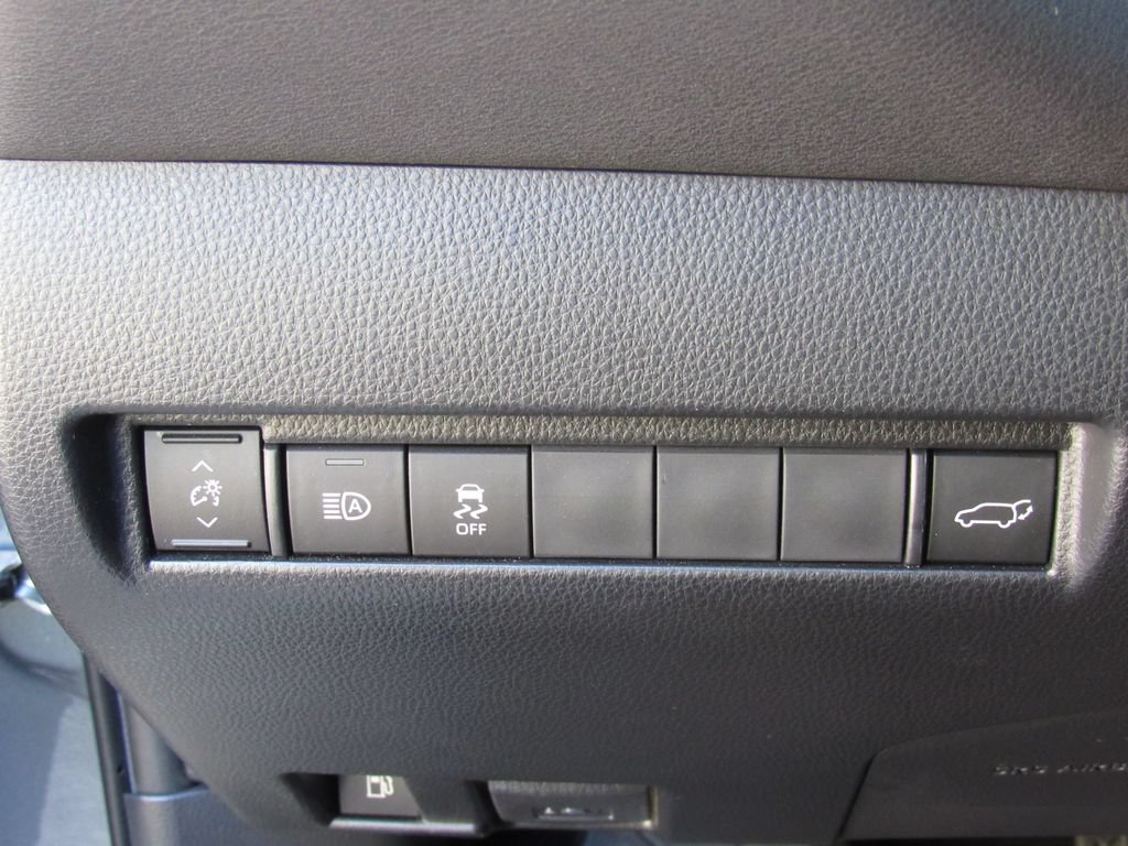 Certified 2022 Toyota Venza XLE AWD/4WD image 32