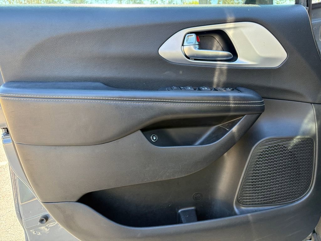 Used 2021 Chrysler Pacifica Touring w/ S Appearance Package image 10