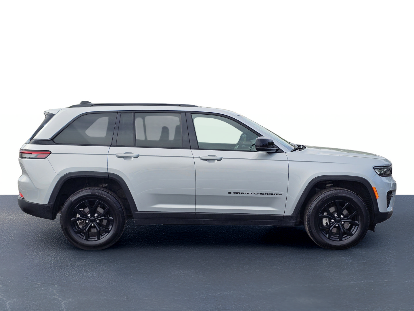 Used 2025 Jeep Grand Cherokee Altitude AWD/4WD image 7