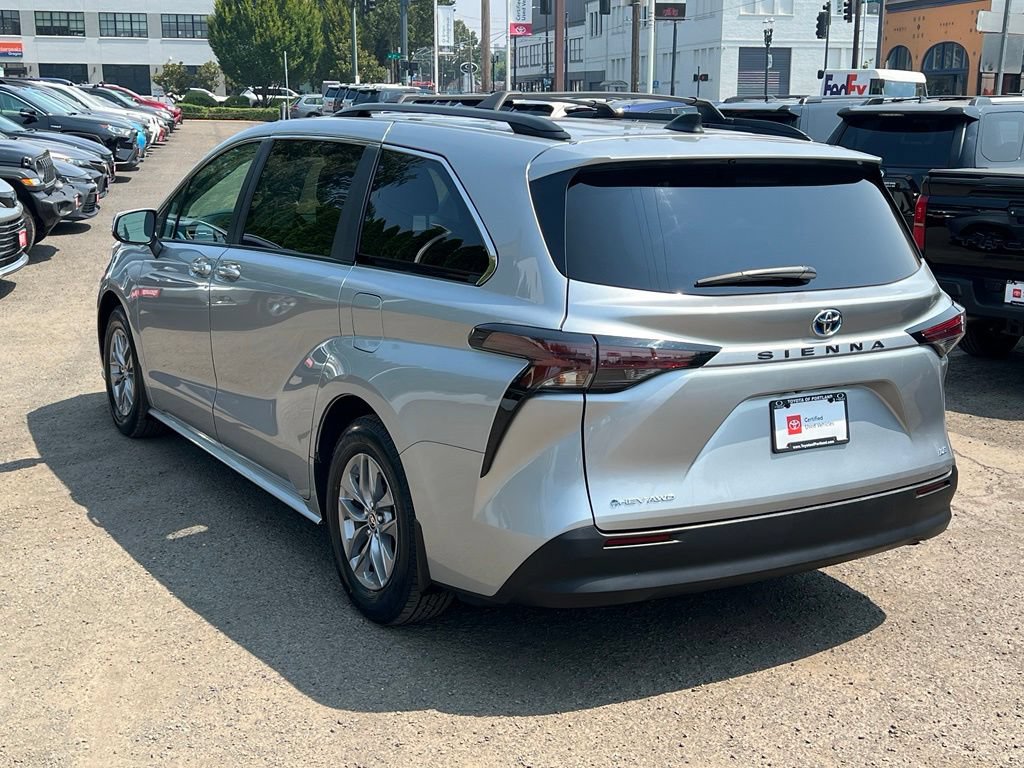 Certified 2025 Toyota Sienna LE AWD/4WD image 5