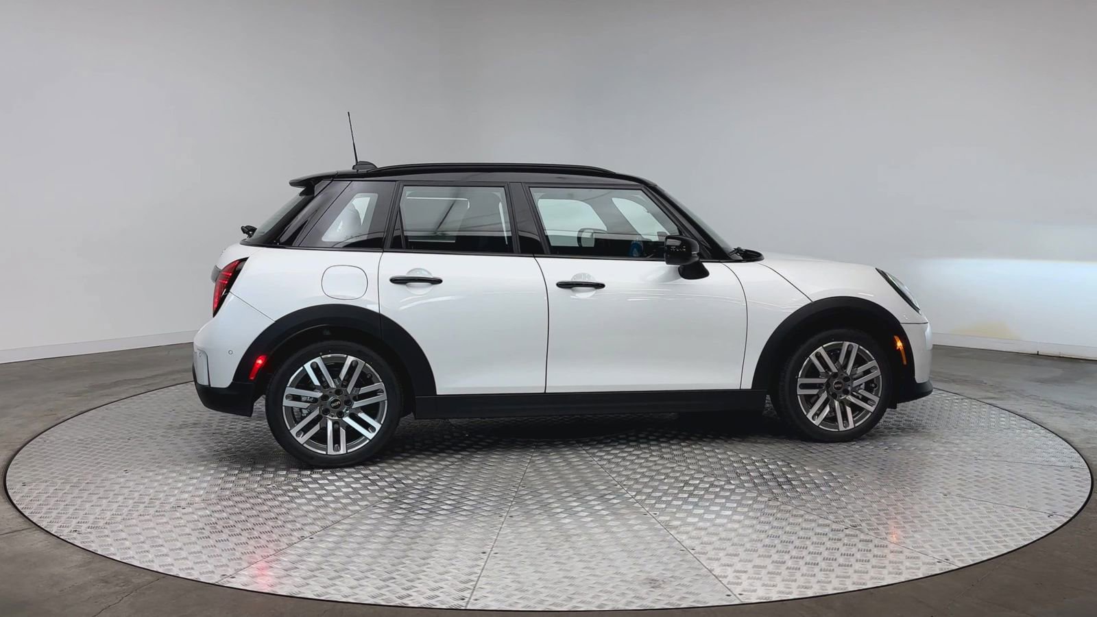 New 2026 MINI Cooper 4-Door Hardtop FWD image 9