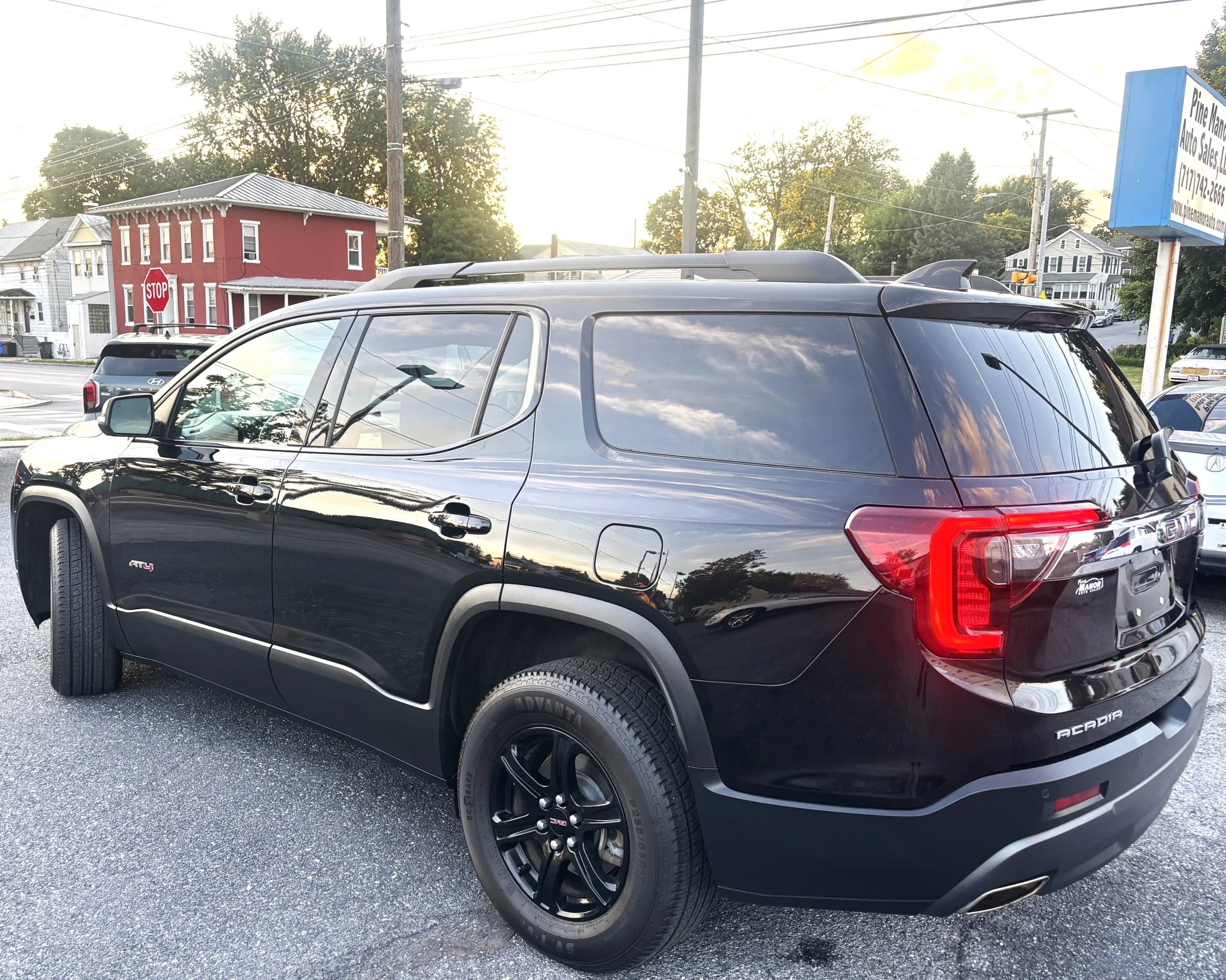 Used 2021 GMC Acadia AT4 w/ Technology Package AWD/4WD image 4