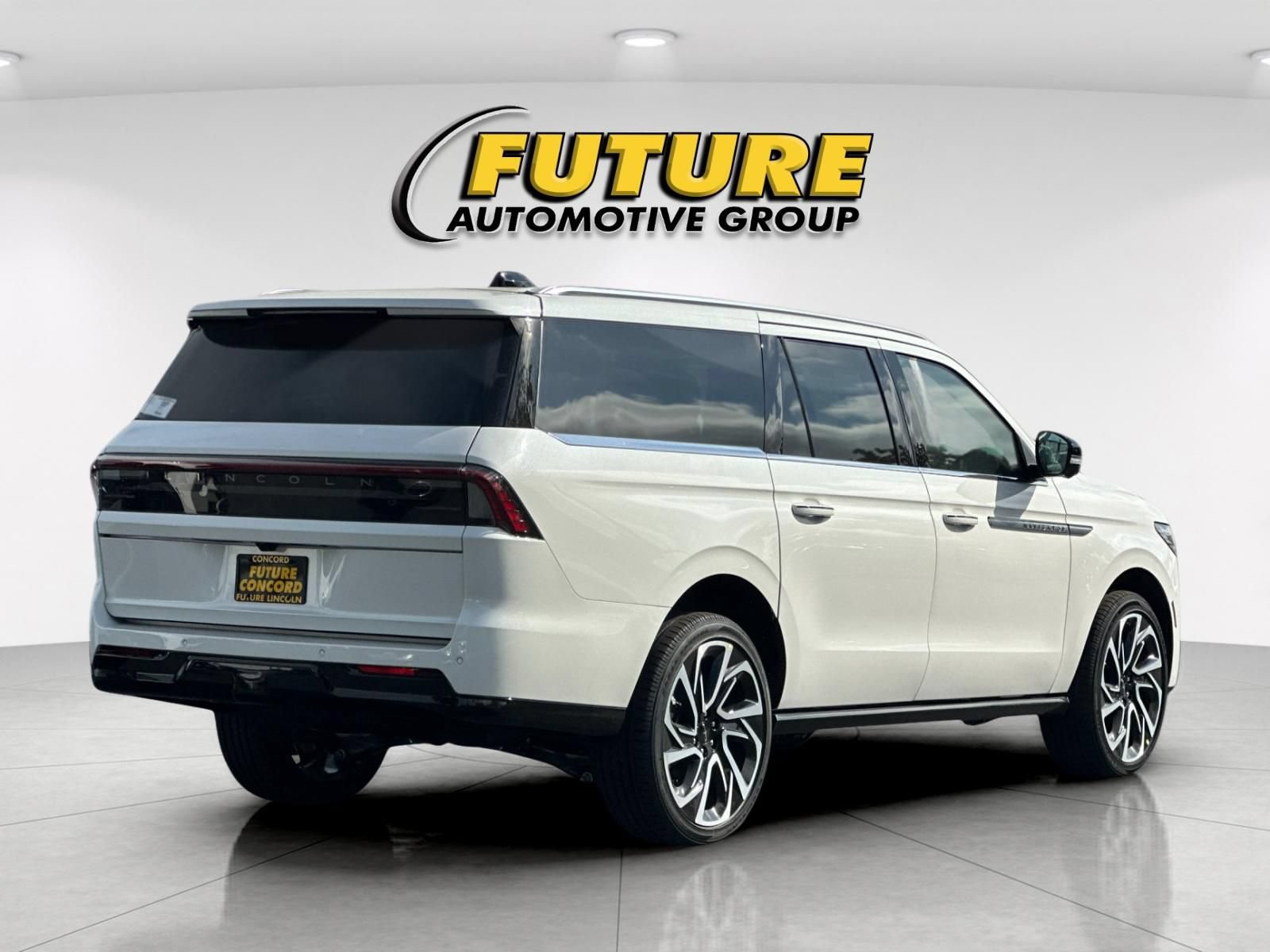 New 2026 Lincoln Navigator L Reserve AWD/4WD image 3