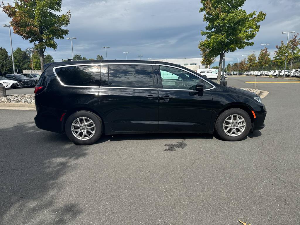 Used 2025 Chrysler Pacifica Select FWD image 8