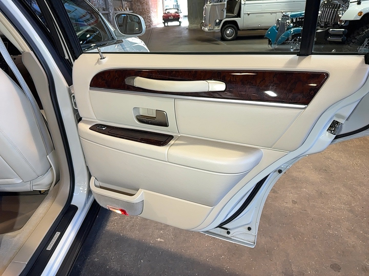 Used 2007 Lincoln Town Car Signature RWD image 66