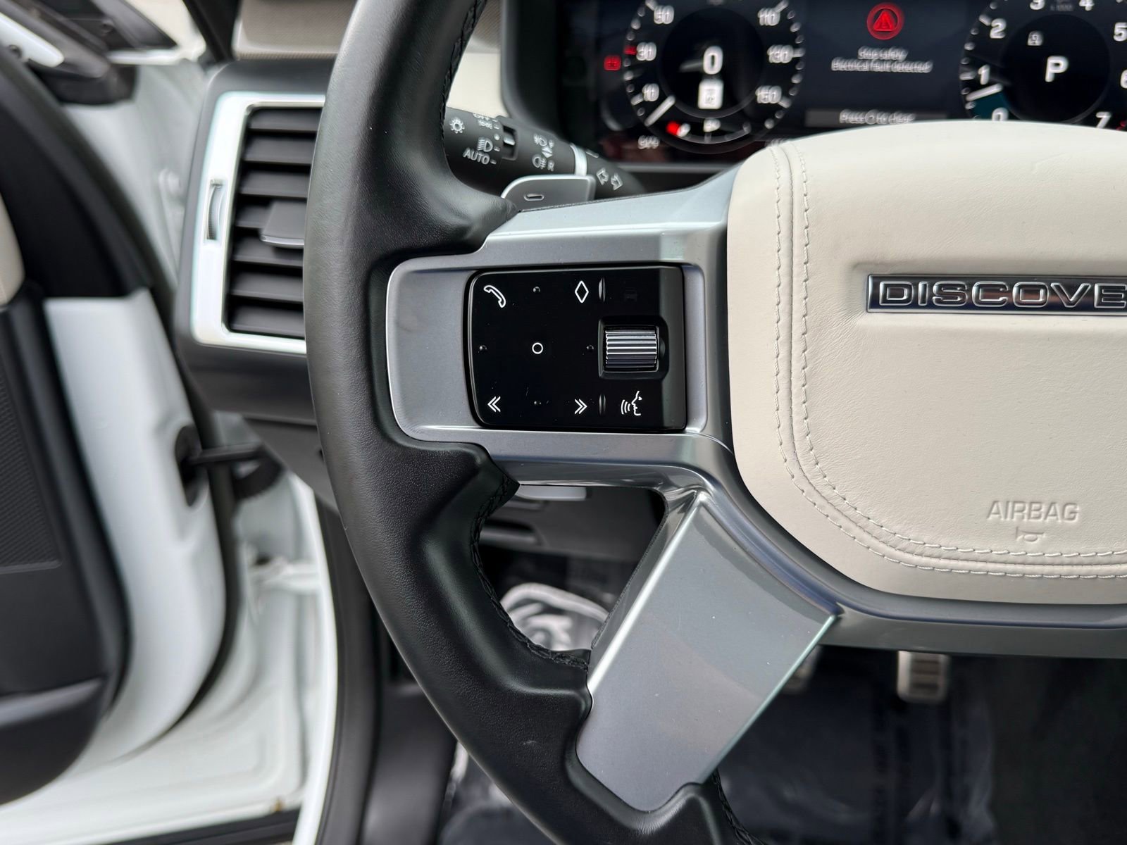 Used 2023 Land Rover Discovery Metropolitan Edition image 25