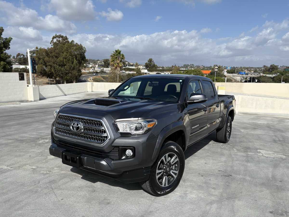 Used 2017 Toyota Tacoma TRD Sport image 3