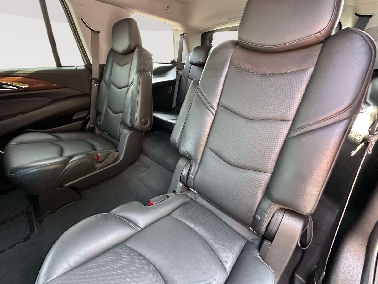 Used 2019 Cadillac Escalade Premium Luxury w/ LPO, Radiant Package AWD/4WD image 31