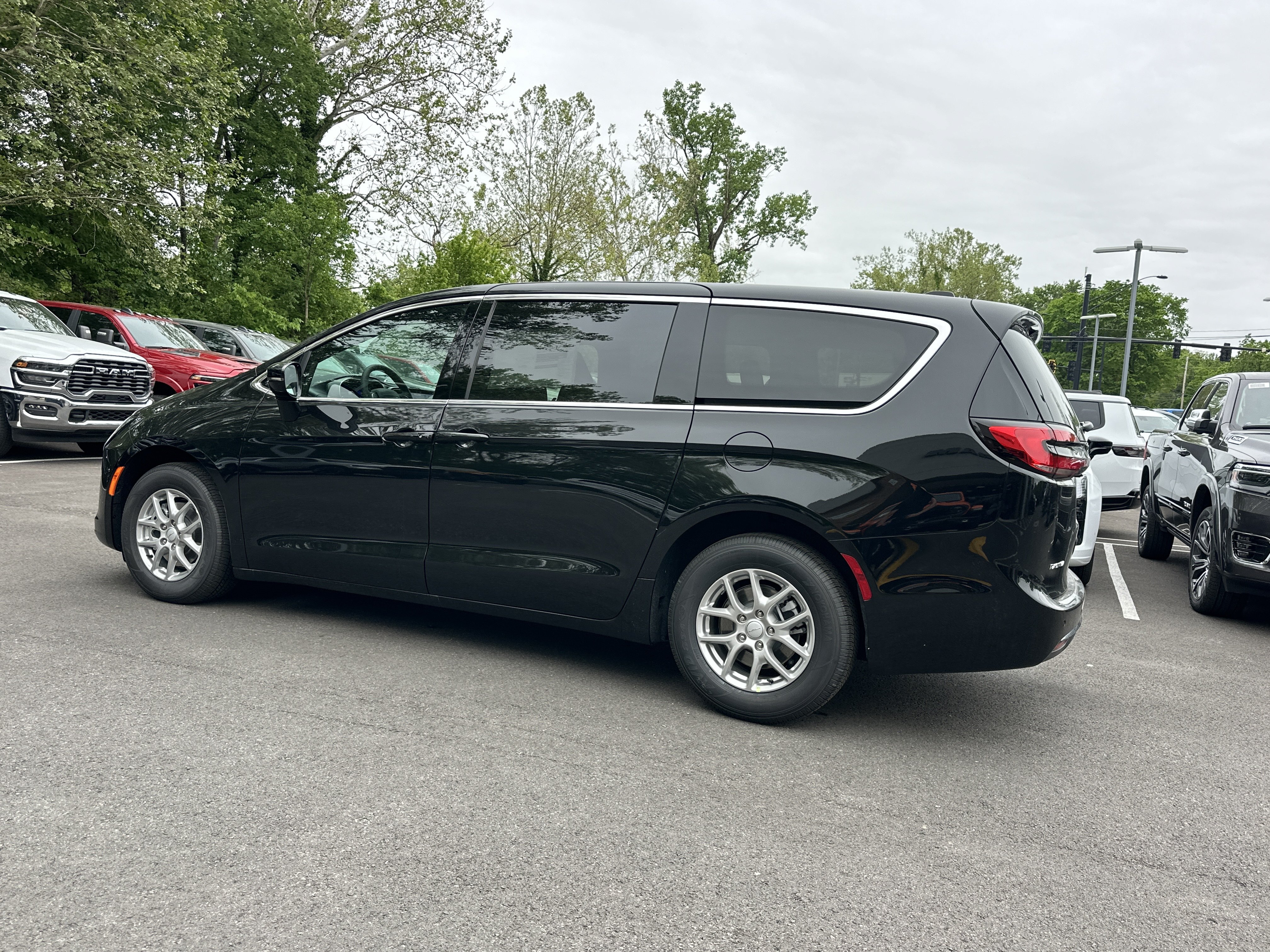 New 2027 Chrysler Pacifica Select FWD image 23
