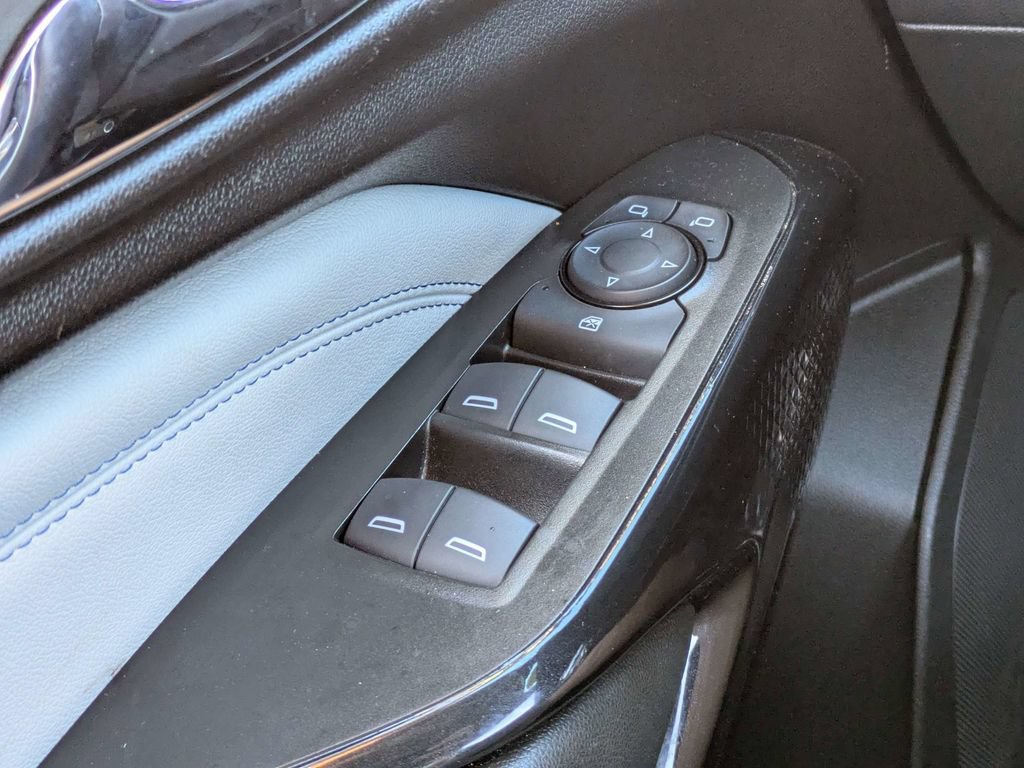 Used 2025 Chevrolet Trax LT w/ LT Convenience Package FWD image 23