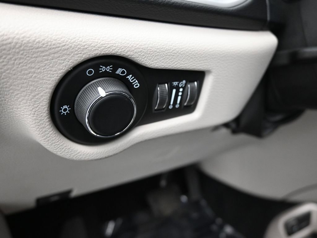 Used 2023 Chrysler Voyager LX image 20
