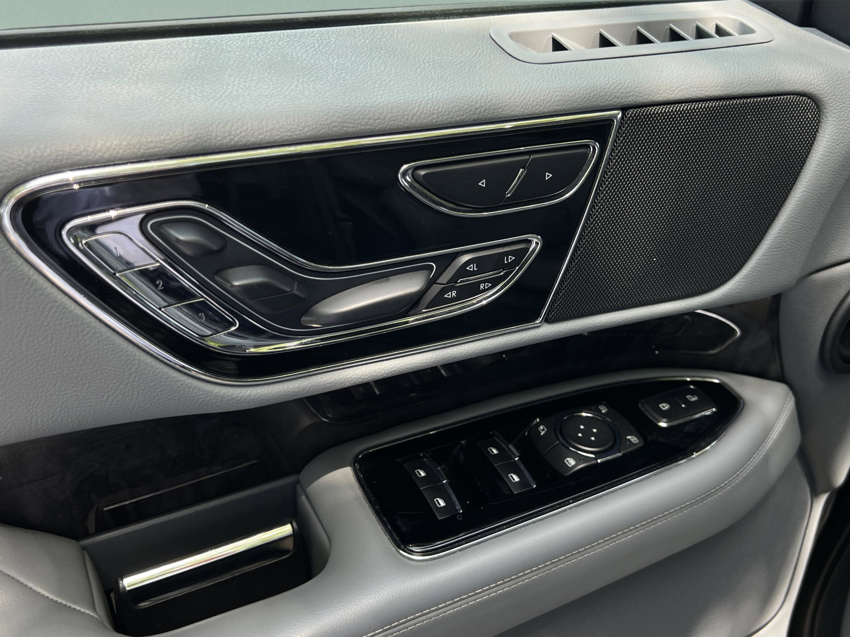 Used 2019 Lincoln Navigator Reserve AWD/4WD image 22