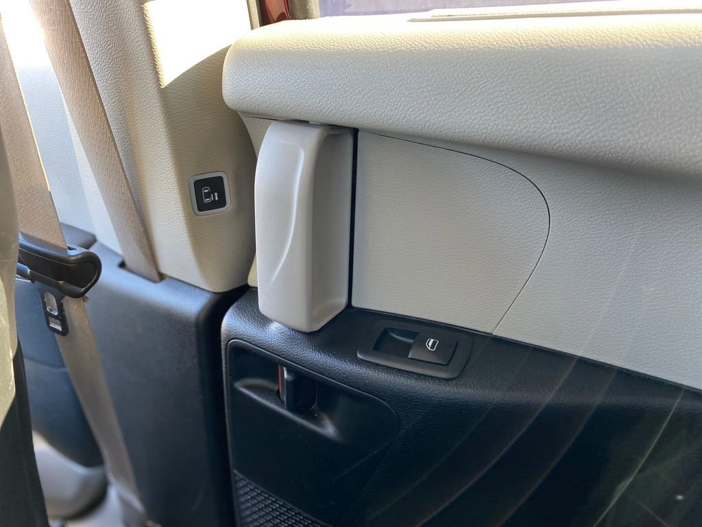 Used 2023 Chrysler Pacifica Touring-L image 13