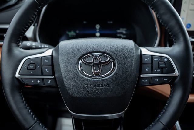 Used 2024 Toyota Highlander Platinum AWD/4WD image 16