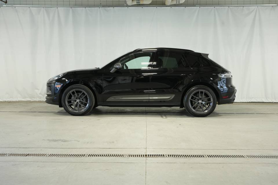 Certified 2026 Porsche Macan Turbo AWD/4WD image 2