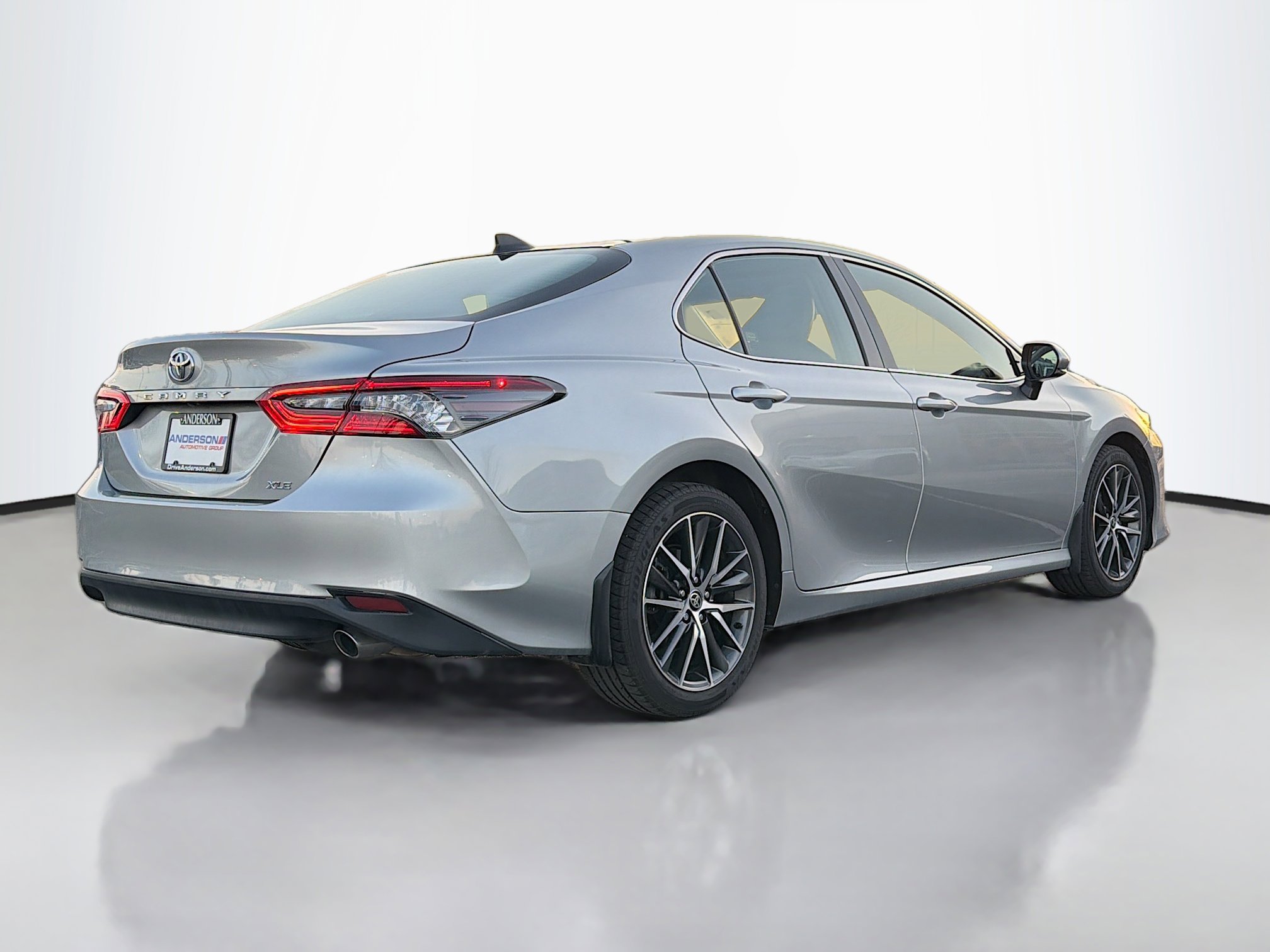 Used 2021 Toyota Camry XLE image 2