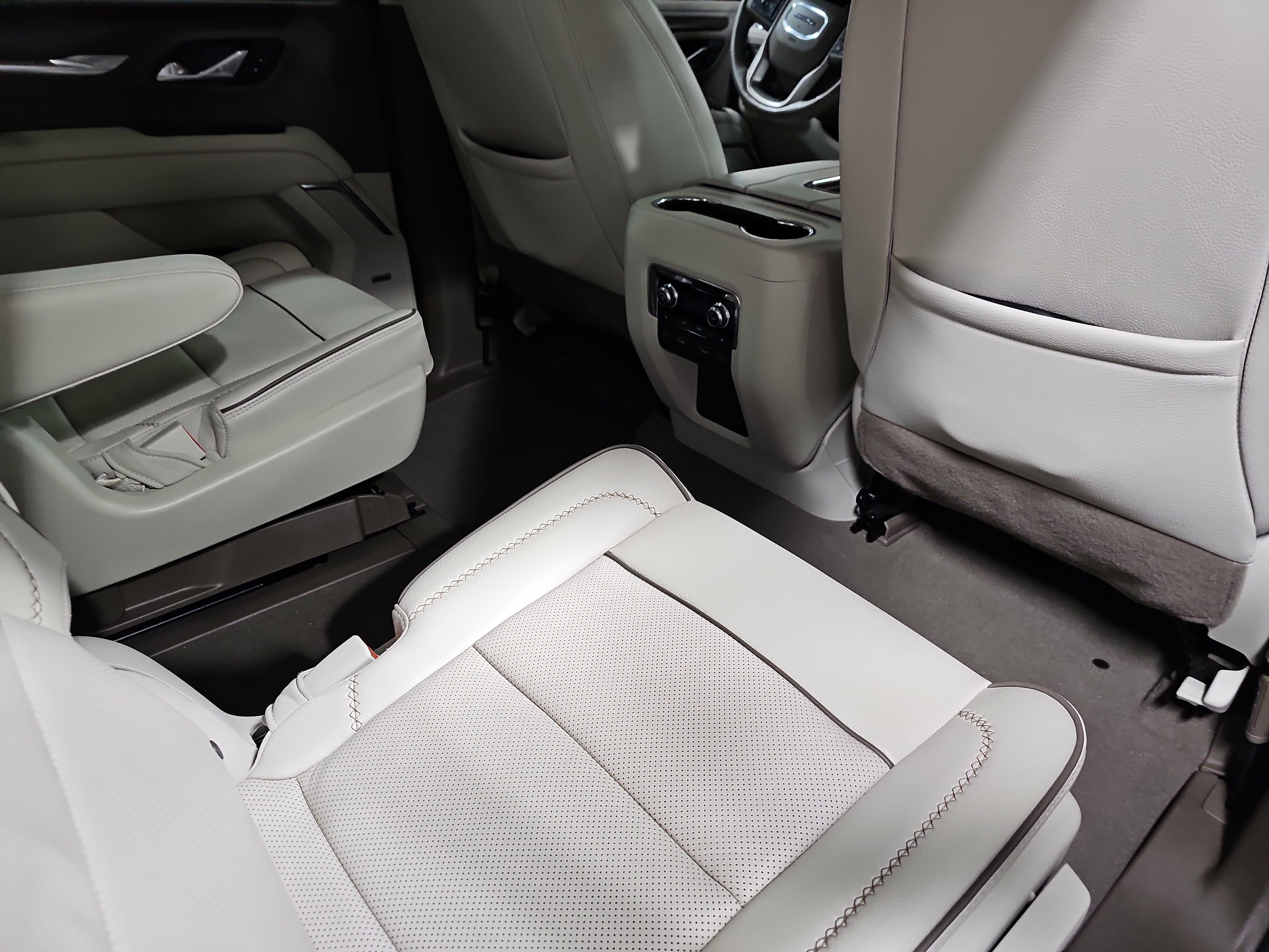 Used 2024 GMC Yukon Denali w/ Advanced Technology Package image 11