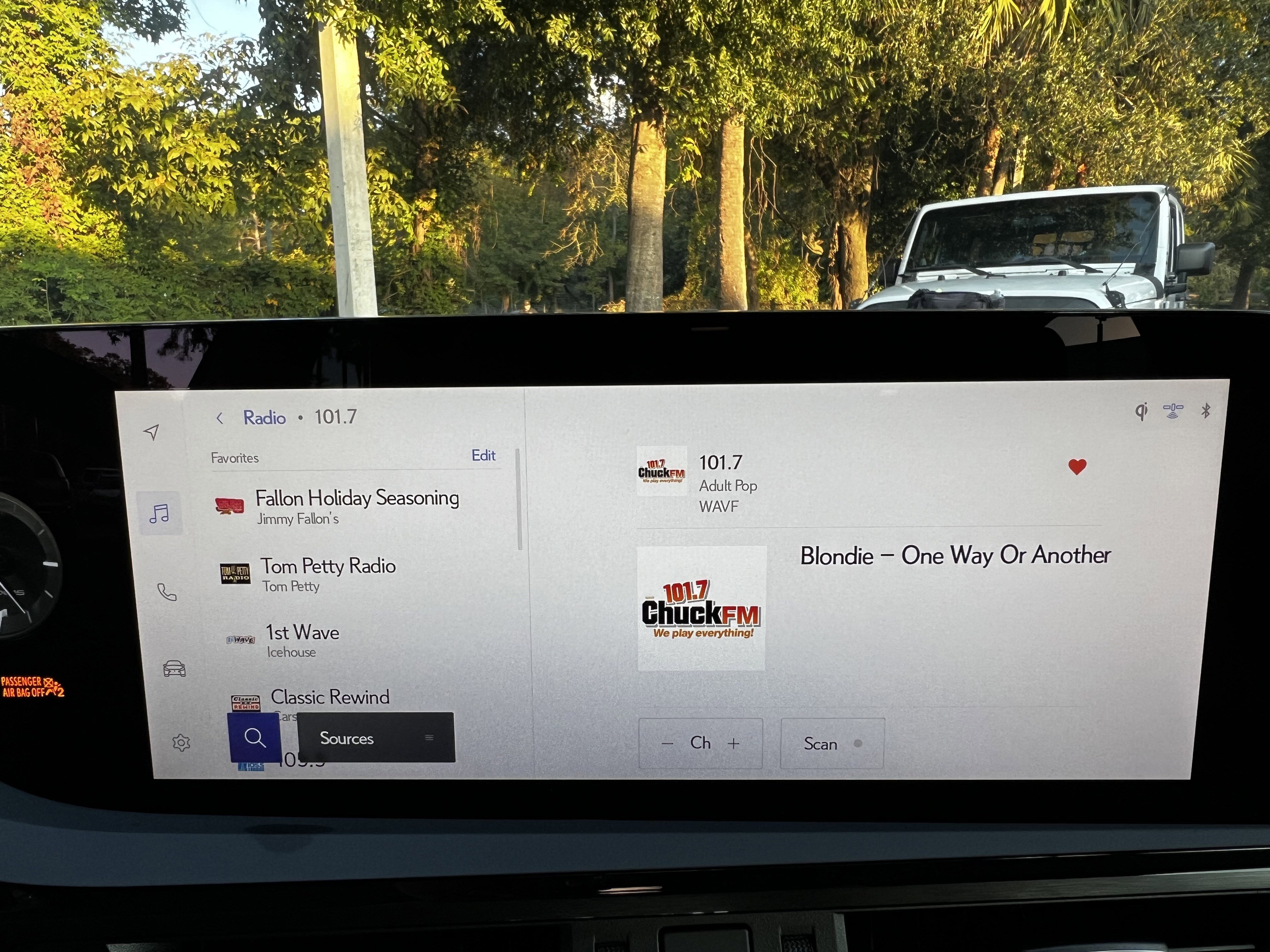 Certified 2025 Lexus ES 300h w/ Premium Package image 23