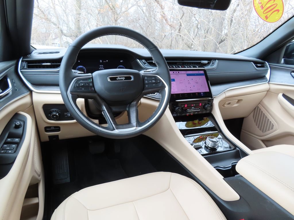 Used 2025 Jeep Grand Cherokee Limited AWD/4WD image 4