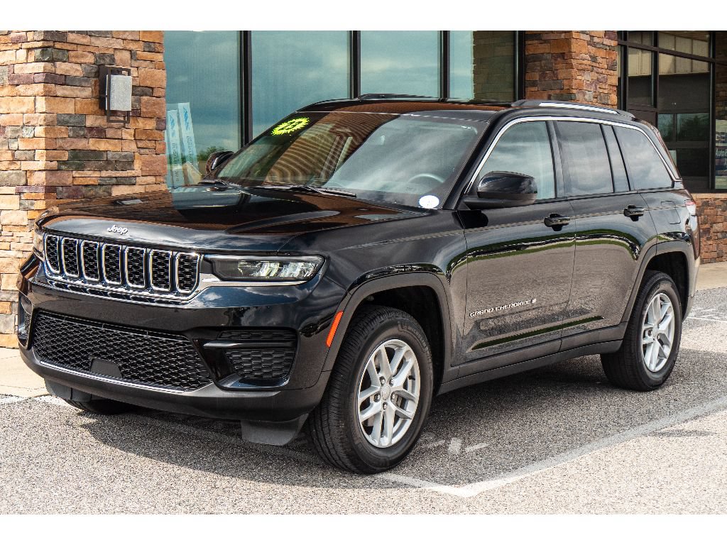 Used 2023 Jeep Grand Cherokee Laredo AWD/4WD image 7