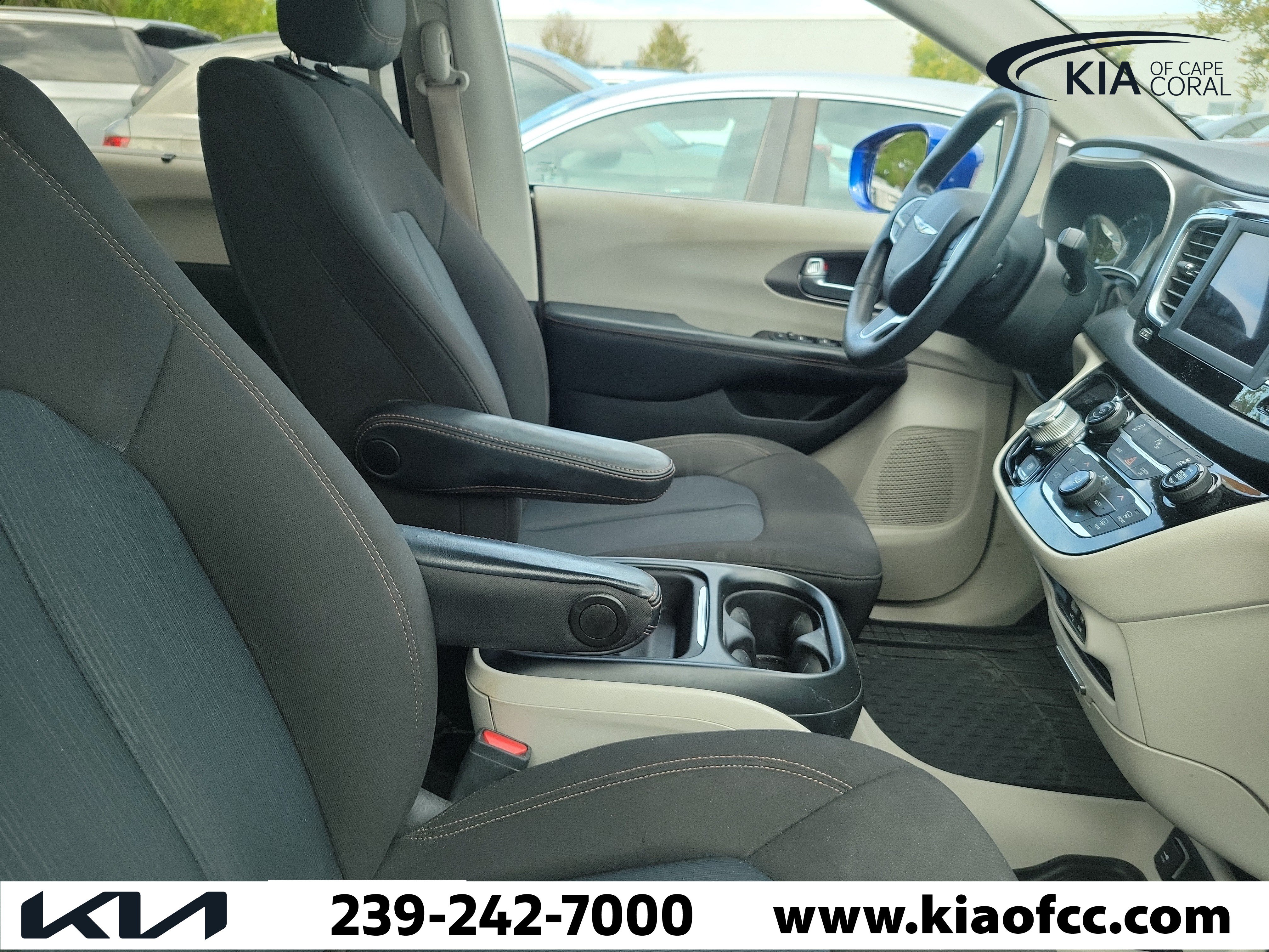 Used 2020 Chrysler Pacifica Touring FWD image 9