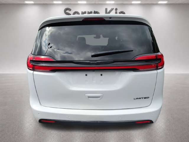 Used 2025 Chrysler Pacifica Limited FWD image 4