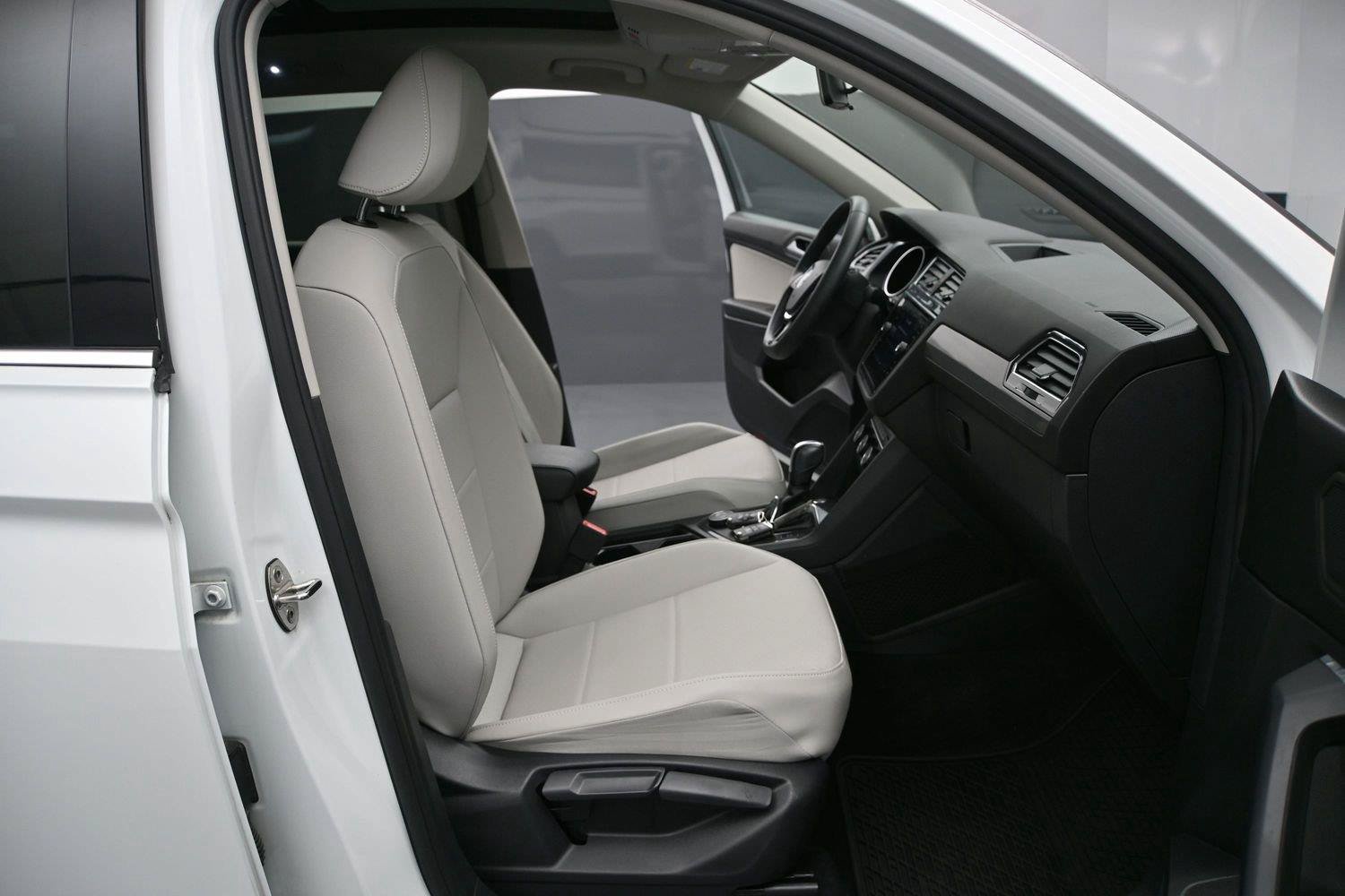 Used 2020 Volkswagen Tiguan SE w/ Panoramic Sunroof Package AWD/4WD image 14
