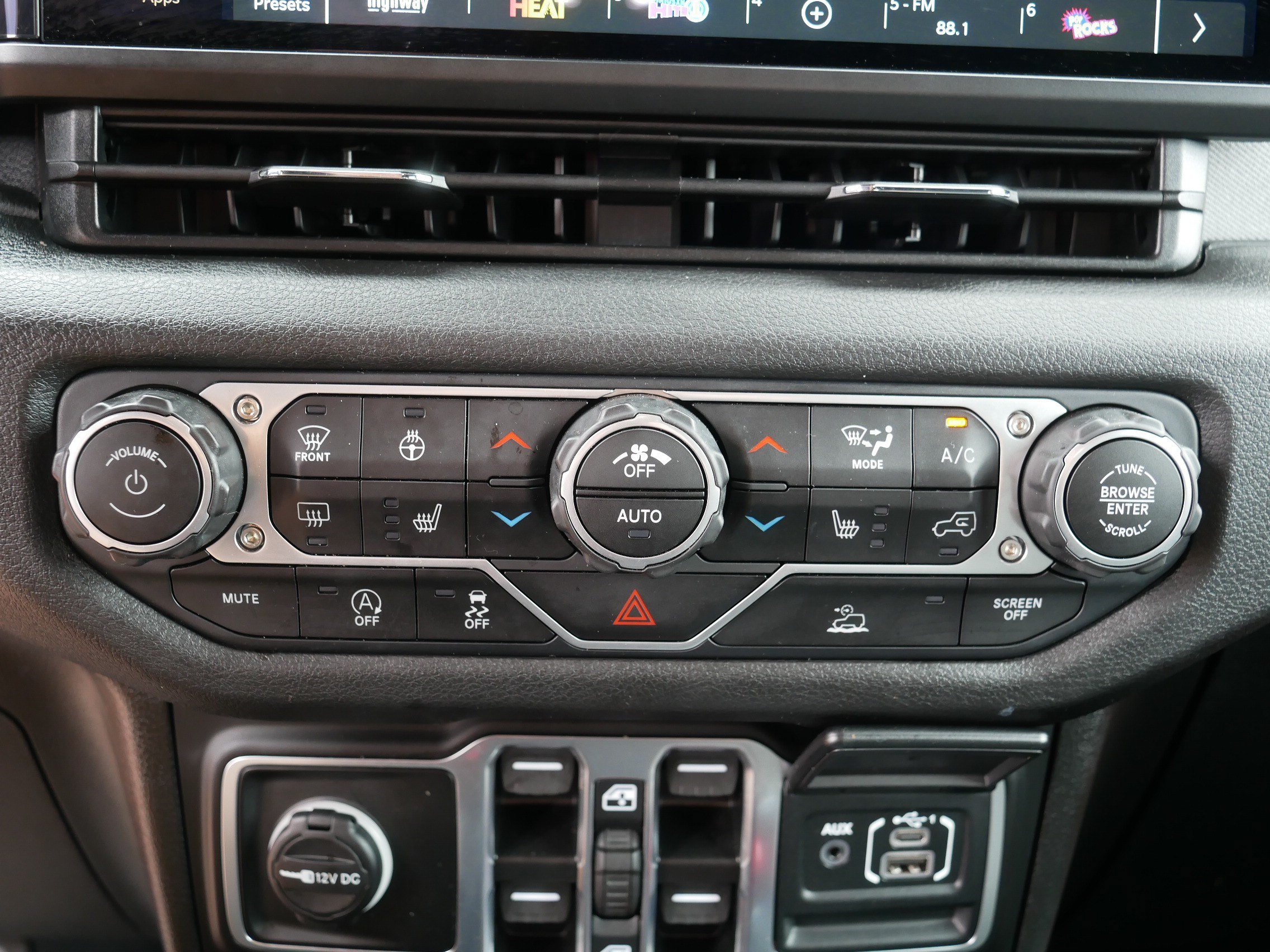 Used 2025 Jeep Gladiator Mojave AWD/4WD image 23