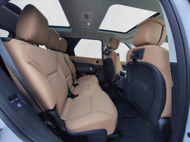 Used 2025 Land Rover Discovery Metropolitan Edition image 21