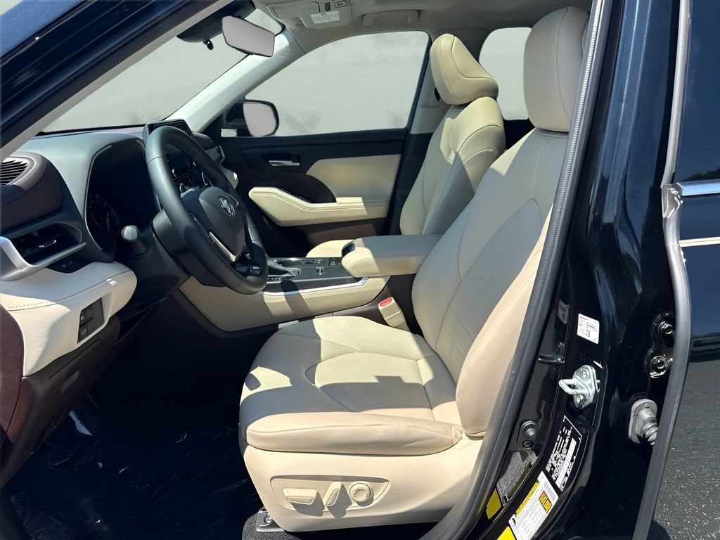 Used 2021 Toyota Highlander XLE FWD image 5