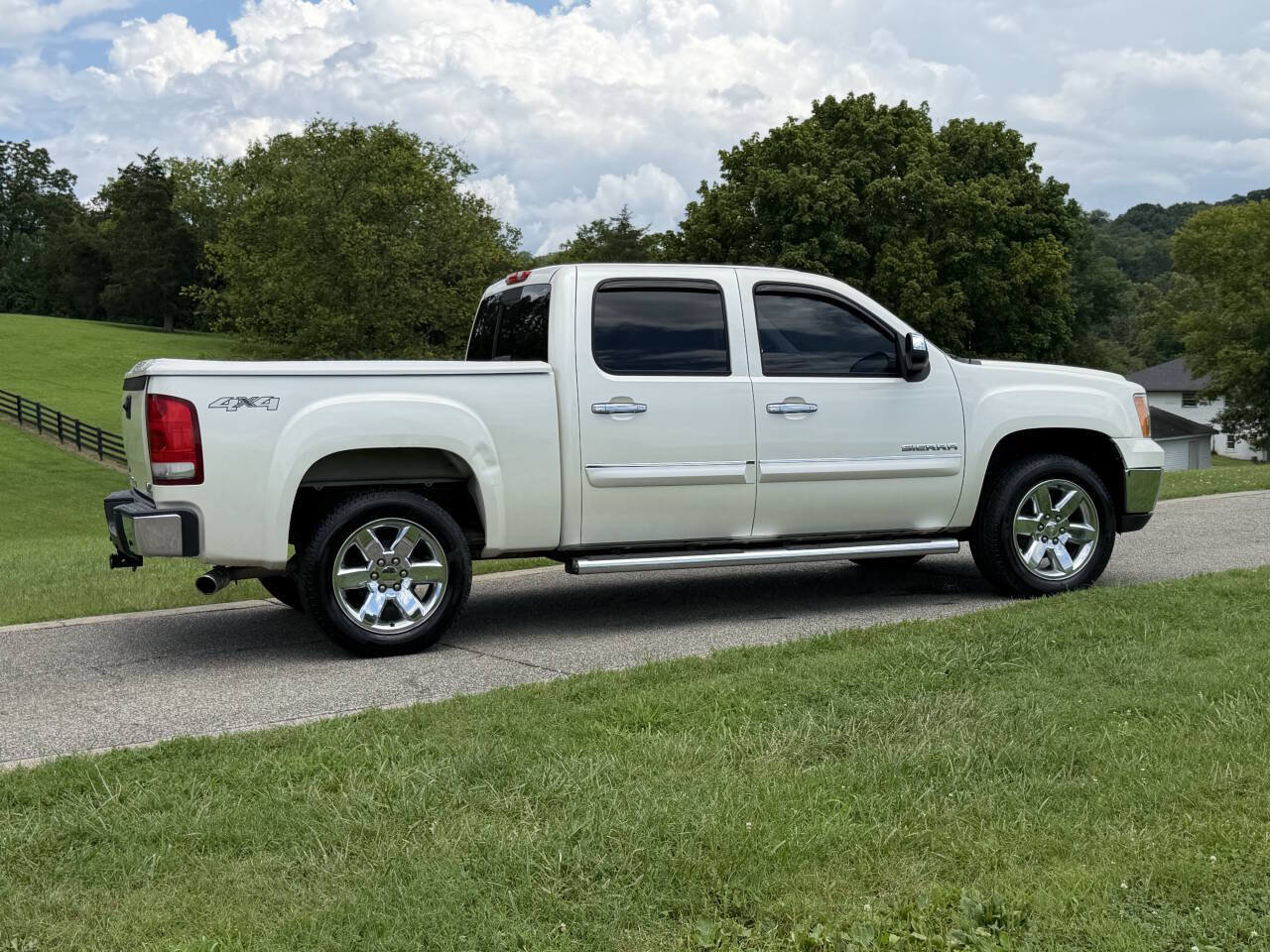 Used 2013 GMC Sierra 1500 SLT w/ SLT White Diamond Edition AWD/4WD image 18