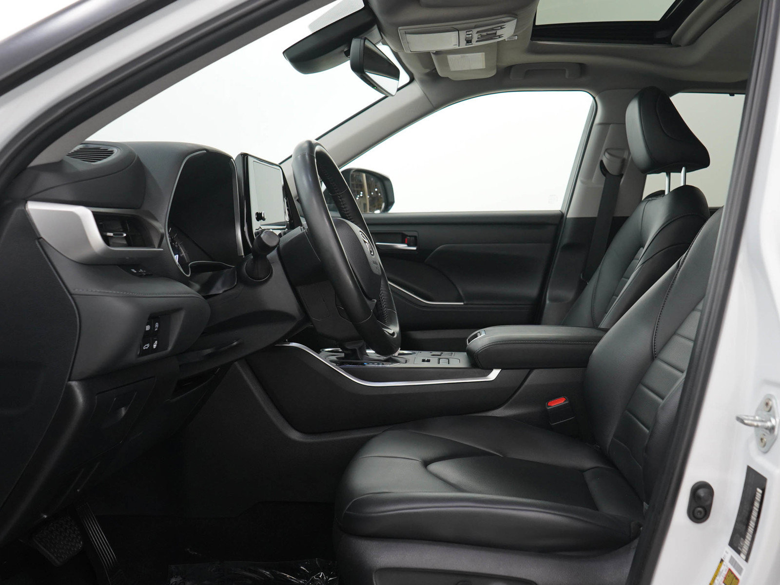 Used 2024 Toyota Highlander XLE AWD/4WD image 24