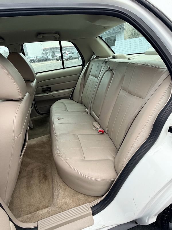 Used 2011 Ford Crown Victoria LX w/ Comfort Appearance Pkg RWD image 16