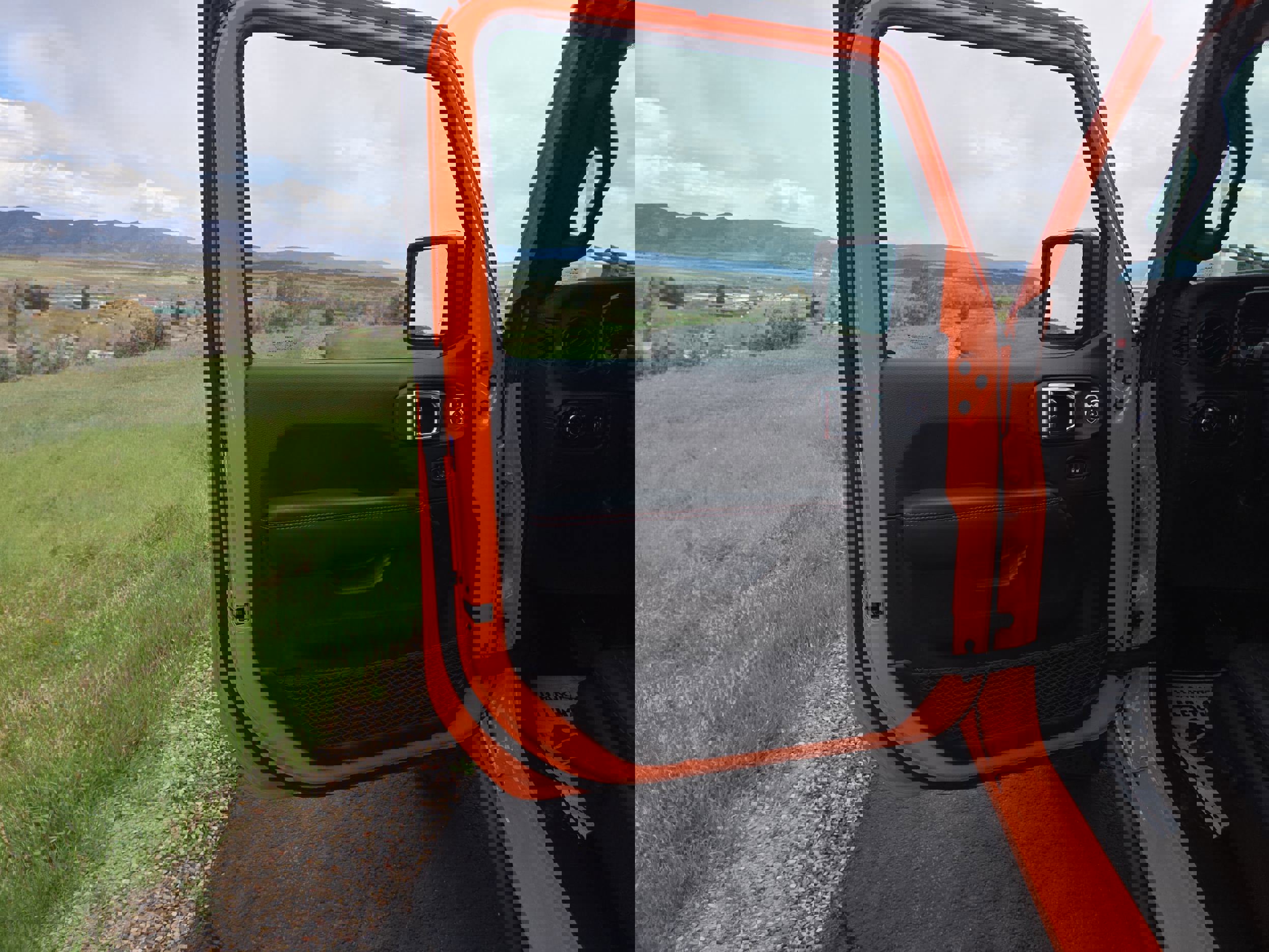 Used 2025 Jeep Gladiator Rubicon w/ Convenience Group AWD/4WD image 17