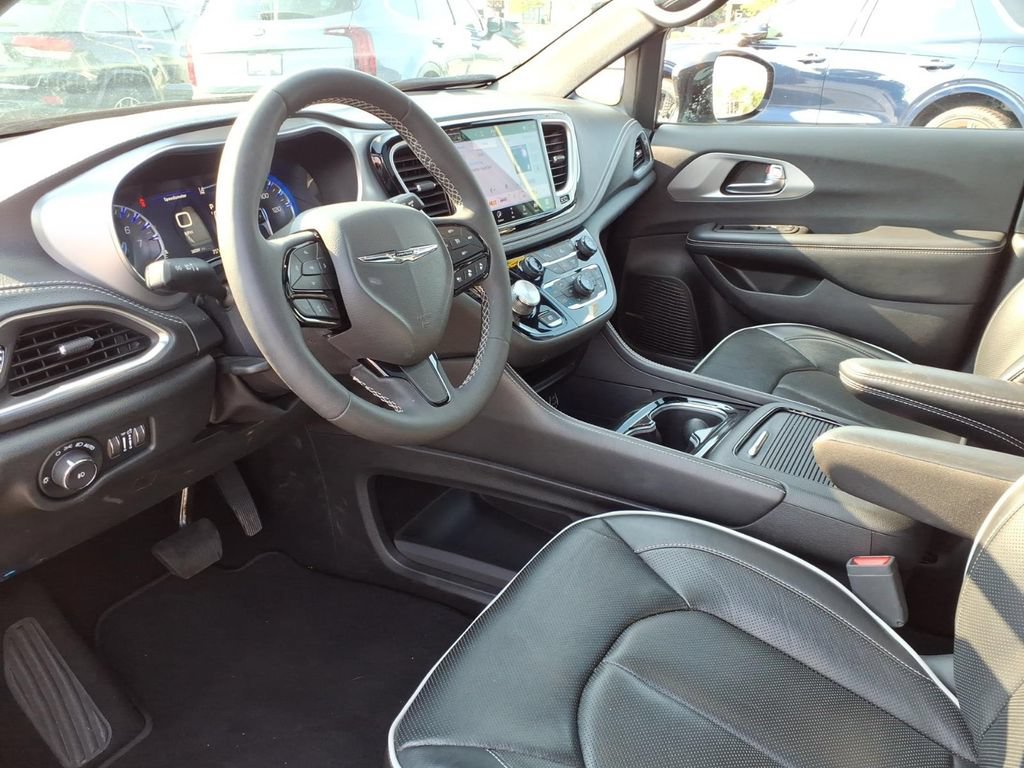 Certified 2025 Chrysler Pacifica Limited FWD image 9