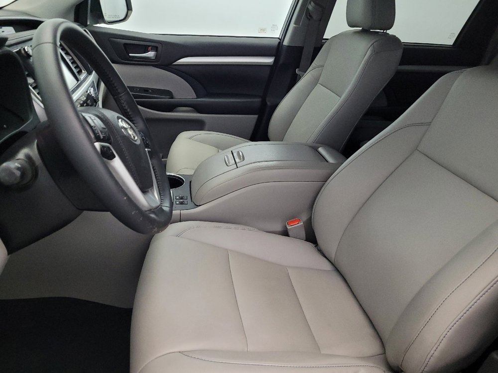 Used 2019 Toyota Highlander XLE image 17