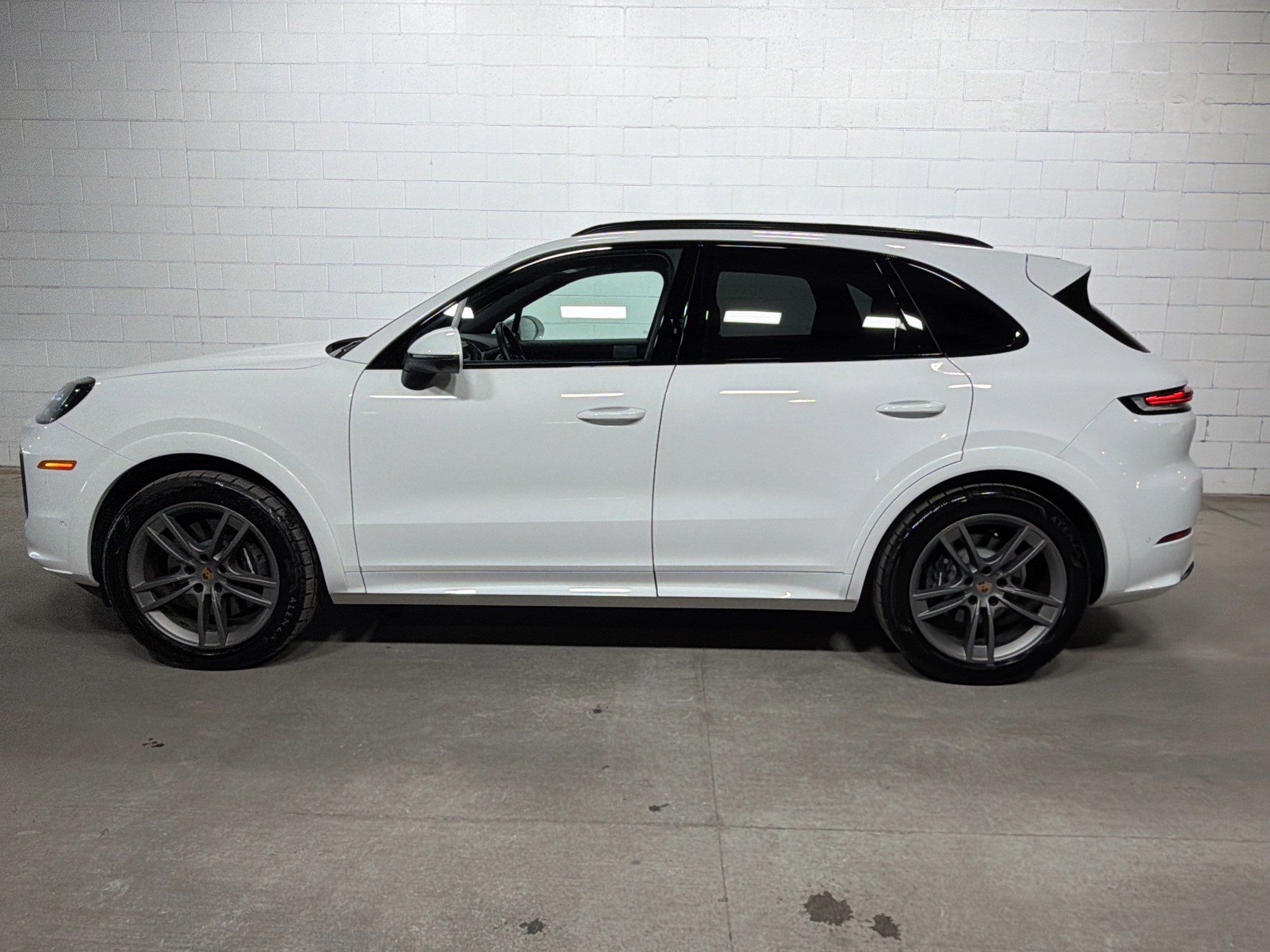 Used 2025 Porsche Cayenne image 2