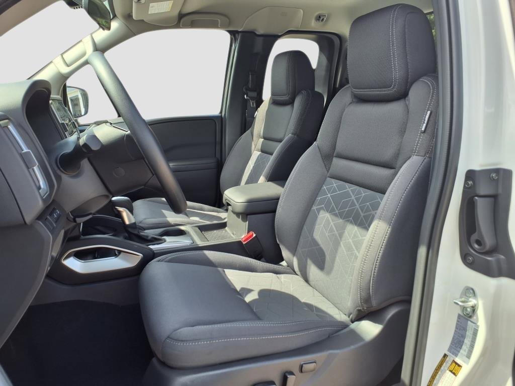 Used 2025 Nissan Frontier SV image 14
