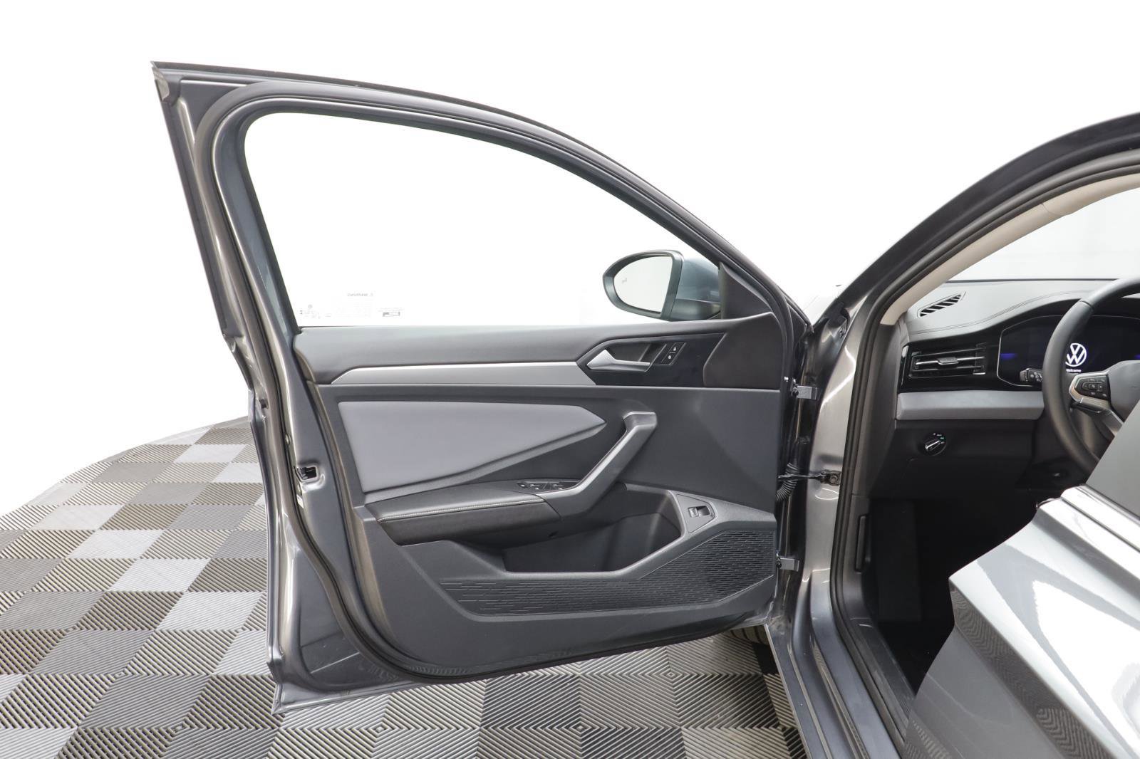 Used 2025 Volkswagen Jetta SE w/ Black Wheel Package image 5