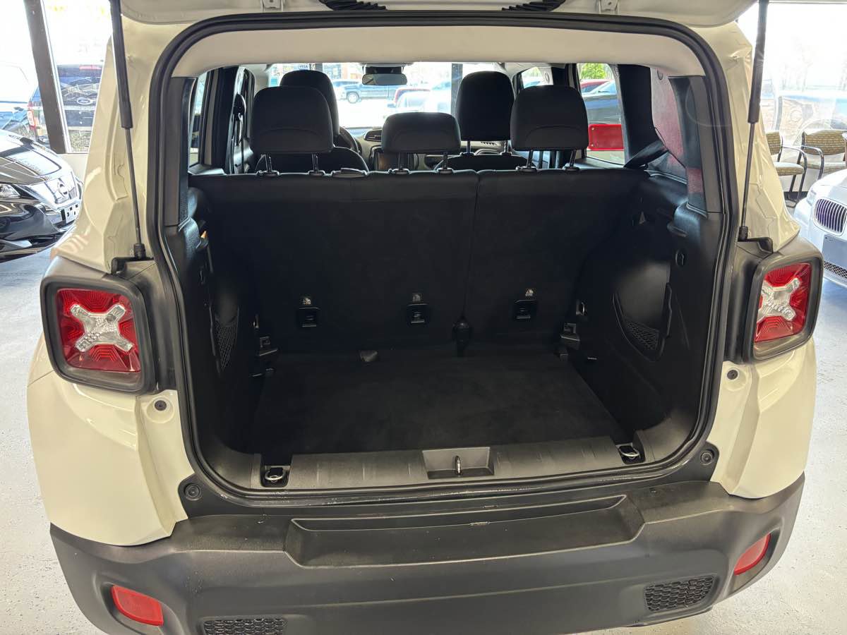 Used 2018 Jeep Renegade Latitude FWD image 13